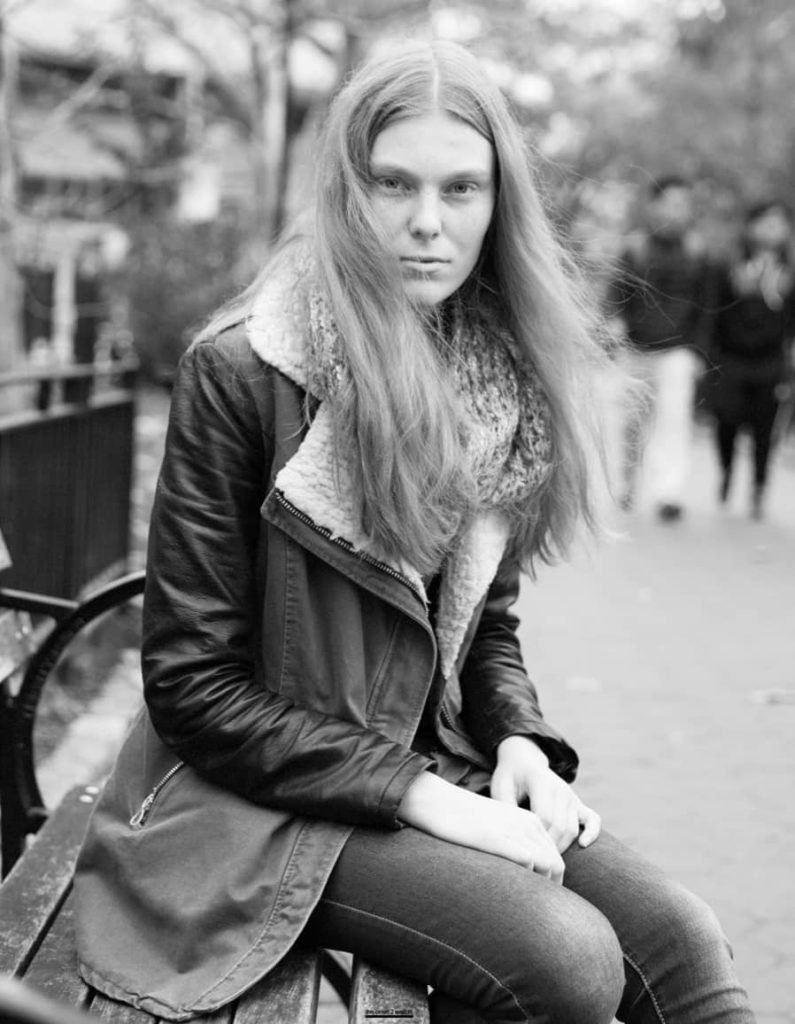 johanna istumas